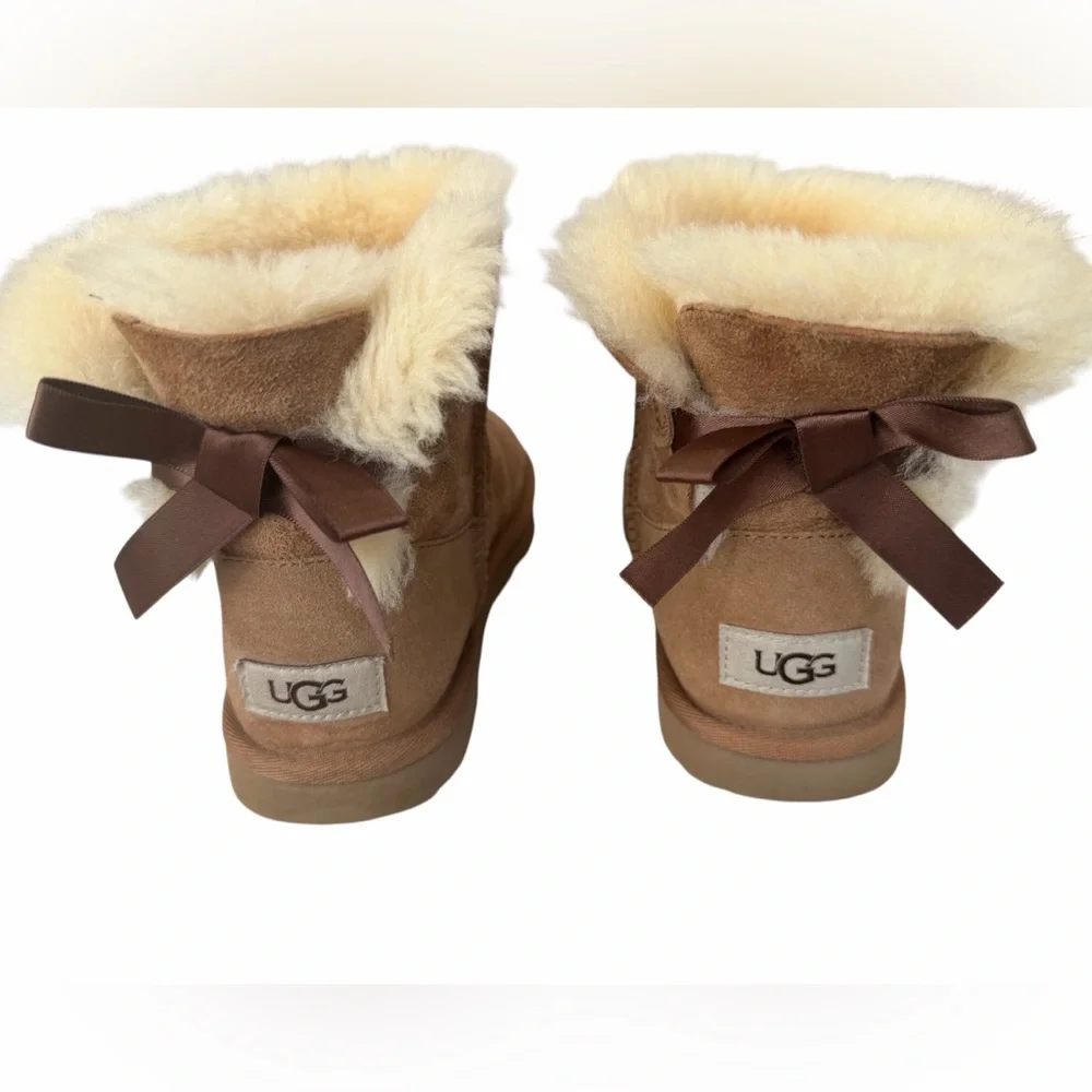 UGG Mini Bailey Bow II Winter Boots Chestnut‎ Kids Size 2
